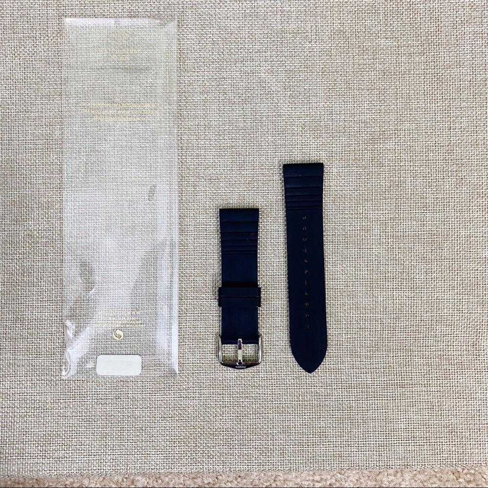 FOSSIL black silicone 22mm smartwatch band - Picture 3 of 3